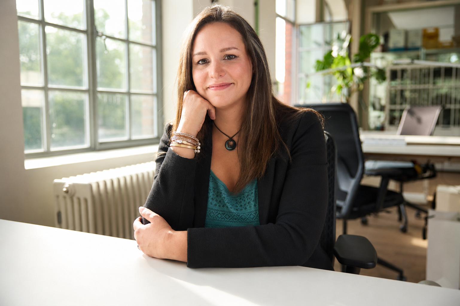 Rania Köhler, Gründerin von Reliance Key, im Gespräch am Tisch